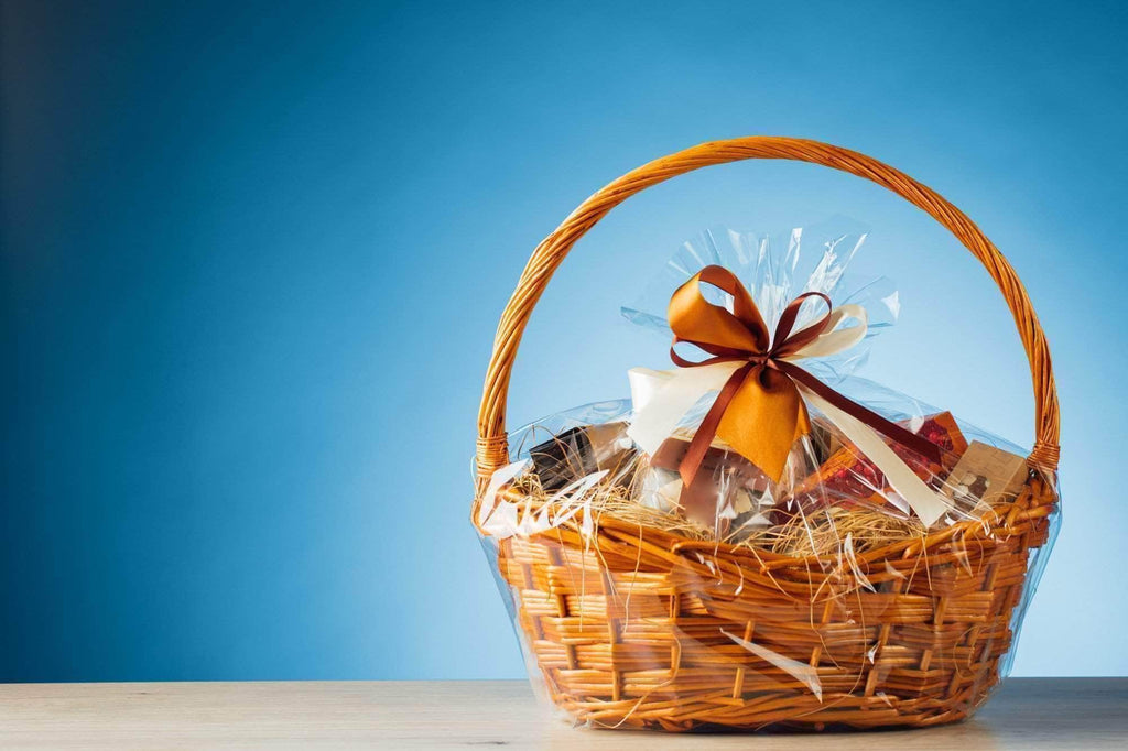 Awesome Gift Baskets to Make for Everyone on Your Christmas List (Crafts a  la Mode) | 壁掛け フック, 文房具, 生活
